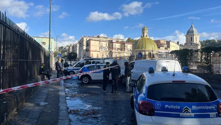 Napoli, travolto da scooter e furgone: muore 58enne. Trovato e arrestato il motociclista pirata