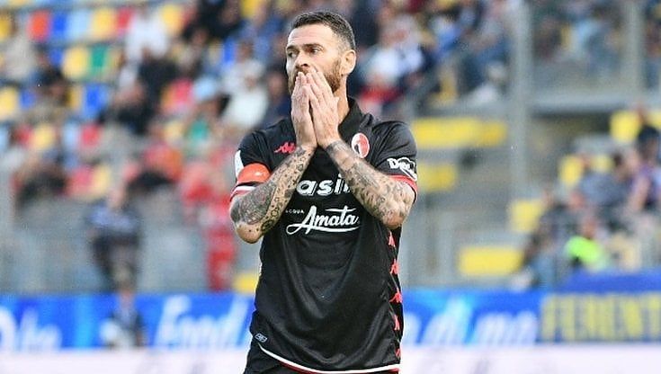 Il Bari a Frosinone in dieci per 75 minuti: beffato solo al 93esimo. E venerdì al San Nicola arriva la Ternana