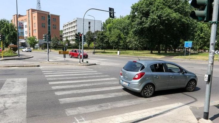 Spari tra i palazzi delle case popolari alla Comasina, sospetti su rapinatore in semilibertà