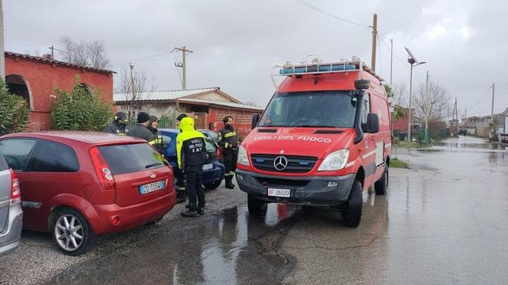 Maltempo a Roma, mareggiata alla foce del Tevere: evacuate 50 persone, poi il ritorno a casa