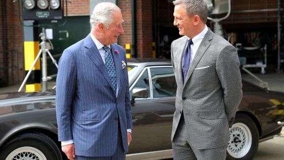 Bond 25, il principe Carlo d'Inghilterra in visita sul set con Daniel Craig