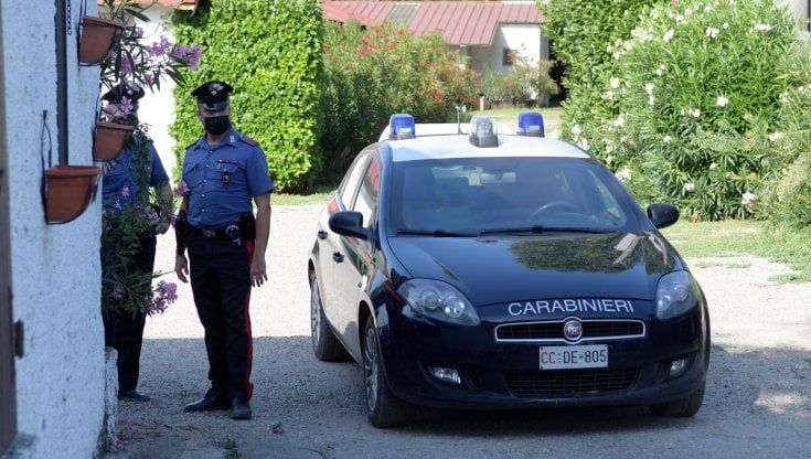 Picchiato e sequestrato tre giorni in un cascinale per debiti di droga: due fermati in provincia di Milano
