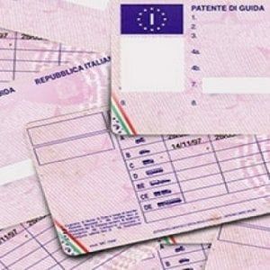 Operazione 'Patenti truccate', 13 arresti a Caserta: fino a 2mila e 500 euro per l'esame