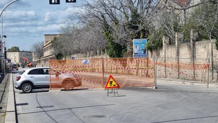 Bari, fognatura di nuovo rotta: via Napoli chiusa al traffico fra via Caracciolo e via di Maratona