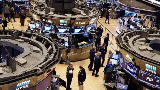 Spread, fiammata a 280 punti poi scende. Piazza Affari perde il 3,7%: mercati in tensione col deficit al 2,4% del Pil