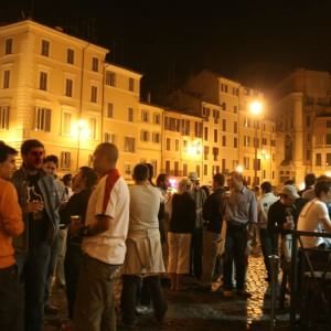 Il Comune vara la linea dura contro movida selvaggia. Alcol fuori orario, stangata anche per i clienti