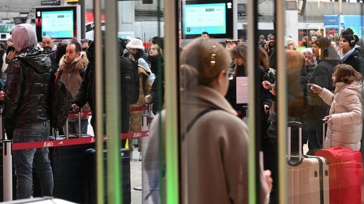 Treni fermi a Milano, rabbia e sconforto dei passeggeri: “Lasciati soli senza sapere cosa fare”