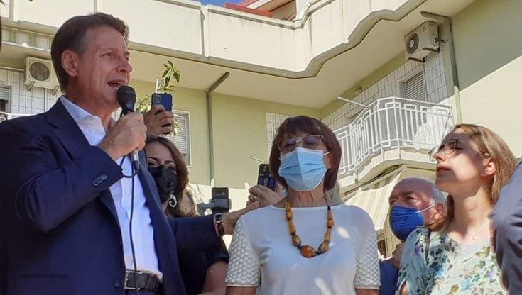 Conte in Calabria fra la gente. A Crotone migliaia di persone, bagno di folla a Cosenza