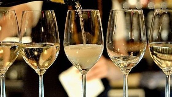 I dentisti inglesi alla guerra del Prosecco: "Rovina il sorriso"