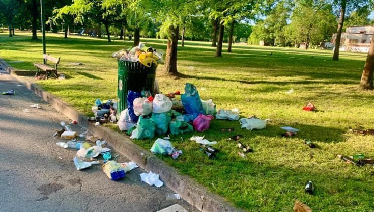 Quei rifiuti sul prato nei parchi dopo i weekend: “Non servono più cestini, ma più educazione”