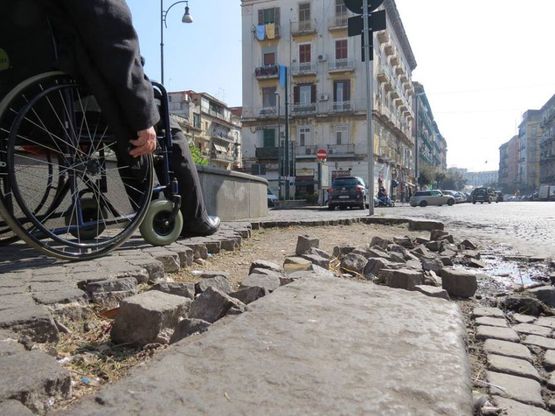 Buca pericolosa in piazza De Nicola, proteste di cittadini e turisti