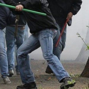 Calcio, i tifosi del Bari e quelli del Messina si scontrano prima del traghetto: feriti e danni
