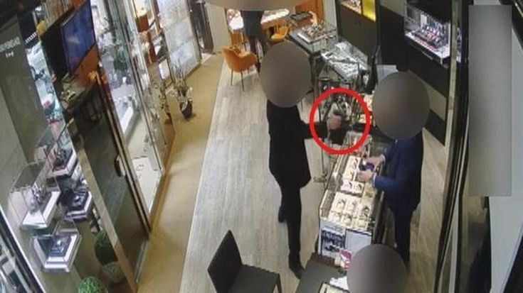 Rapine in gioielleria, fermata la banda dei finti clienti: il colpo ai Parioli e l’inchiesta
