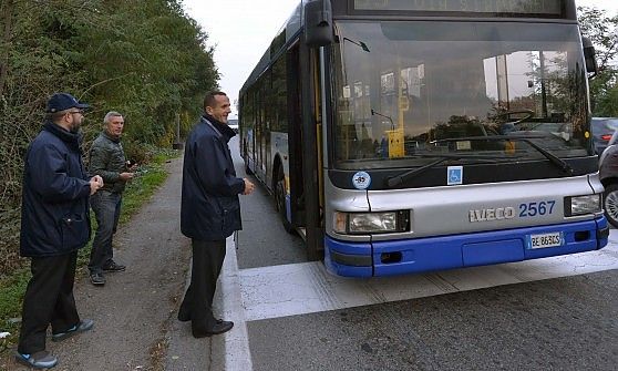 Blocca le porte del bus, picchia l'autista e resiste ai poliziotti