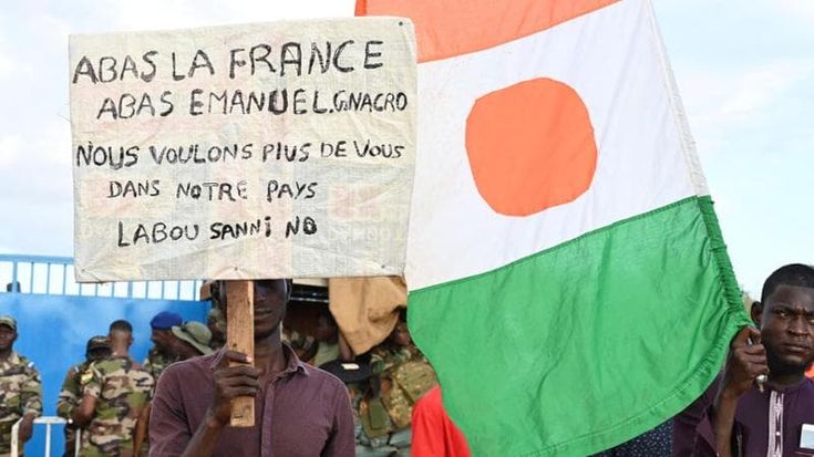 Niger, la Francia cede ai golpisti e si prepara a ritirare i soldati: potrebbero andare nel vicino Ciad
