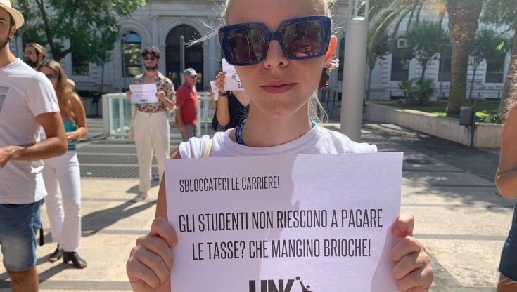 "Non siamo evasori, sbloccateci le carriere": a Bari la protesta degli universitari contro lo stop agli esami per chi è moroso