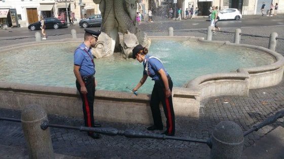 Roma, ruba monete dalla fontana di piazza Barberini: denunciato