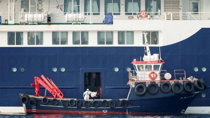 Hantavirus, la nave a Tenerife. Sbarcano i passeggeri, porto e acque off limits