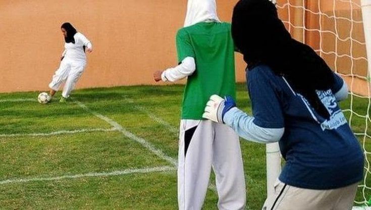Arabia Saudita, è una svolta storica: inizia il campionato femminile. In campo con velo e pantaloni lunghi