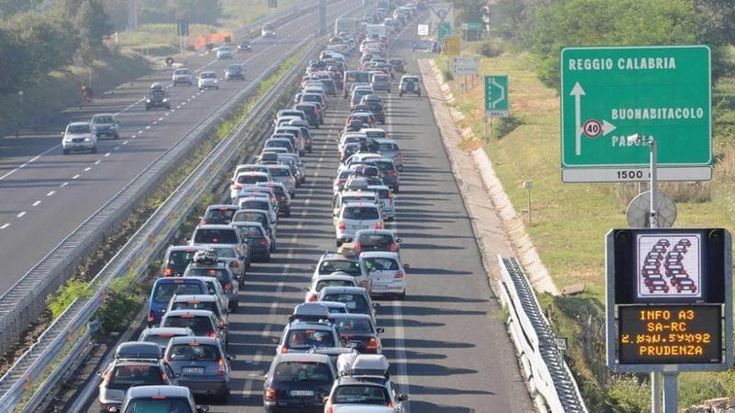 Aci-Istat: gli incidenti calano (poco), autostrade più sicure. “Ma la polizza non scende”