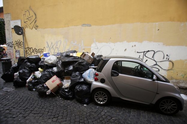 Roma, sciopero addetti ai rifiuti: cassonetti e cumuli in centro