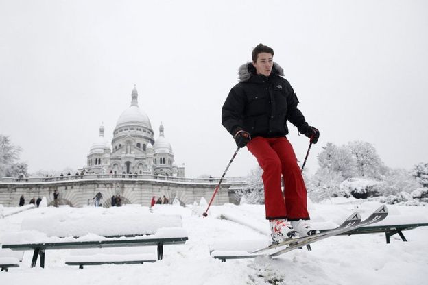 Sciando a Montmartre: Parigi sotto la neve tra romanticismo e disagi  