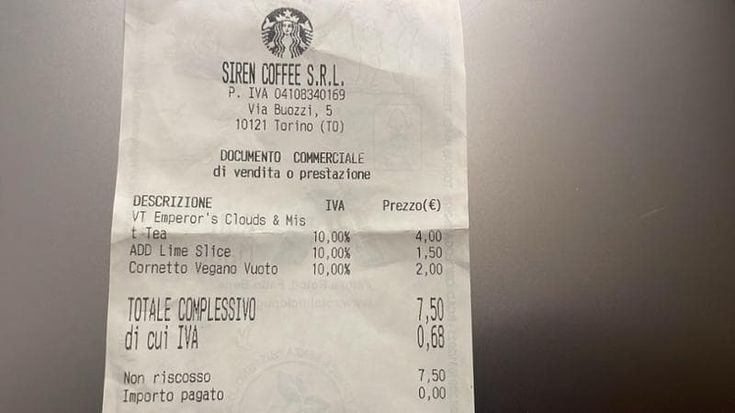 “Vuole una fetta di limone nel tè?” Da Starbucks l’aggiunta costa 1,50 euro