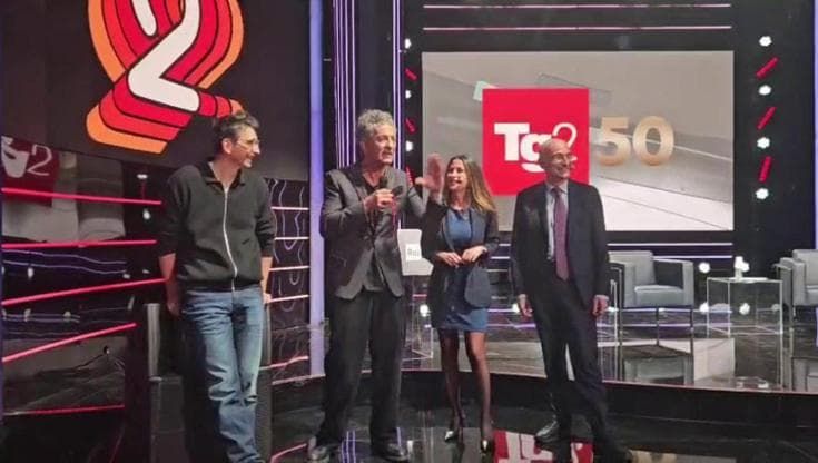 Incursione di Fiorello per i 50 anni del Tg2: "Col direttore Preziosi abbiamo in comune le mogli..."