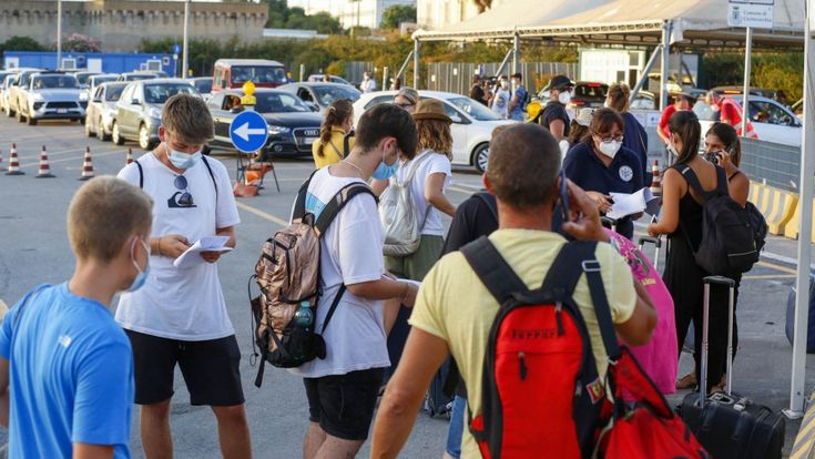 I messaggi tra ragazzi: “Forse sono positivo”. E sulle spiagge la paura corre su Whatsapp