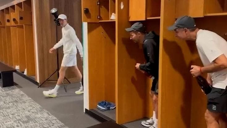 Sinner, scherzo nello spogliatoio: Vagnozzi e Resnicoff lo sorprendono a Miami dopo la vittoria