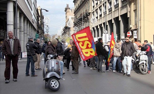 Corteo dei precari in centro<br />il traffico va in tilt