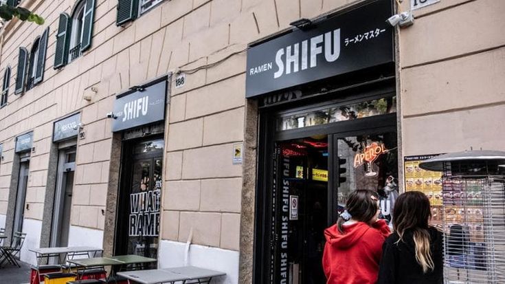 Minimarket, ramen e sushi, San Lorenzo profuma di Asia: “Qui la memoria è scomparsa”