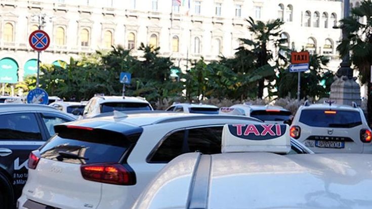 Taxi a Milano, la lunga (e inutile) attesa del servizio che non c’è