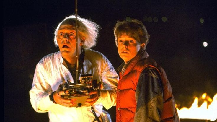 Sette cinema di Milano celebrano il “Ritorno al futuro day”. E i fan in costume recitano le scene