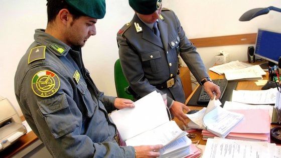 Bari, la truffa dei boss all'Inps: finte separazioni per garantire alle mogli la pensione sociale