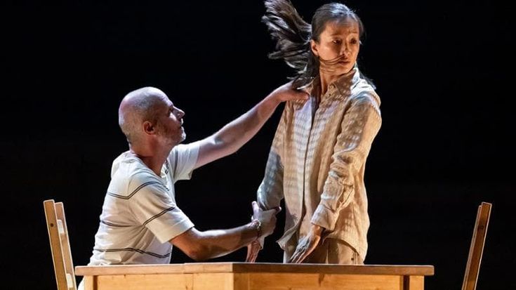 Fragilità e cadute, così Bourgeois danza con la vita. La recensione