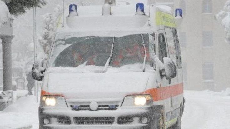 Auto fuori strada sotto la neve: morto un 30enne nel Vco. Cinque feriti