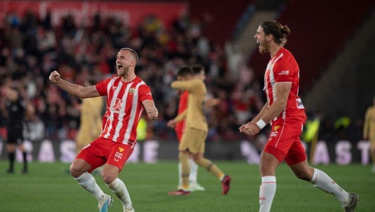 Liga, il Barcellona cade ad Almeria e tiene in corsa il Real Madrid