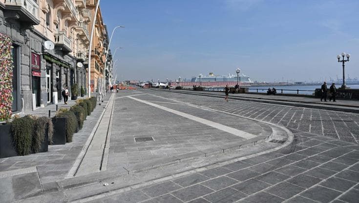 Napoli, nuovo lungomare pedonale: completata via Nazario Sauro. Dehors uguali per tutti