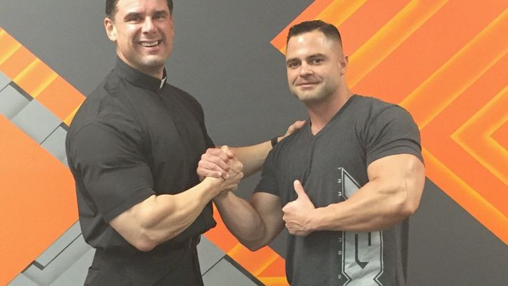 Preti body builder: negli Usa padre Capo e il vescovo Barron superstar dei social