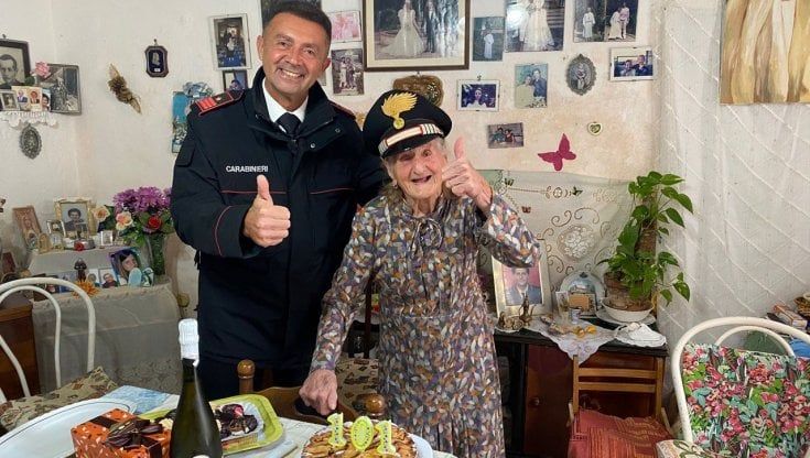 I 101 anni di zia Rosina. Ma Favignana è isolata, si fa festa con la torta dei carabinieri
