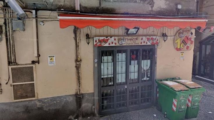 Napoli, fratello dell’allenatore del Cagliari ferito: la pista della vendetta dopo lite tra donne