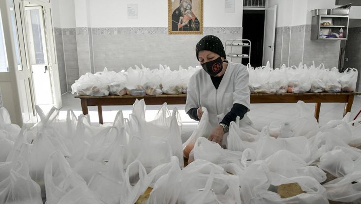 Napoli, giovani e anziani in fila alla mensa del Carmine: sono i nuovi poveri 