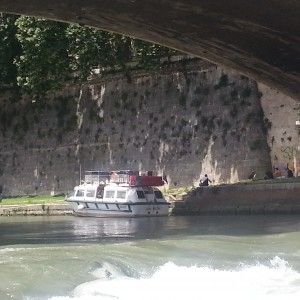 Barcone alla deriva sul Tevere, paura per 15 passeggeri