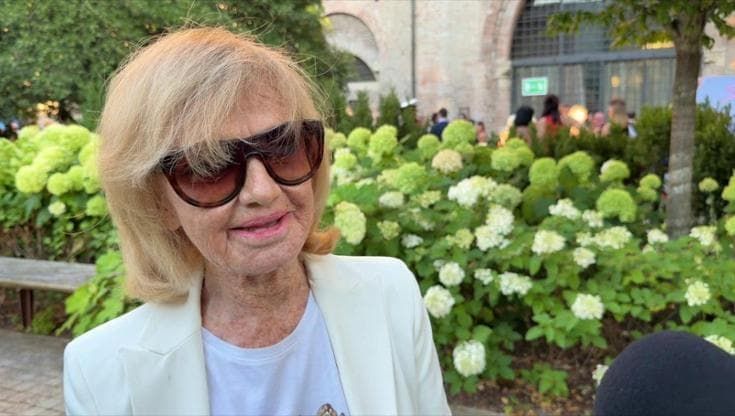 Rita Pavone, la zanzara punge ancora: “I giovani parlano invece di cantare”