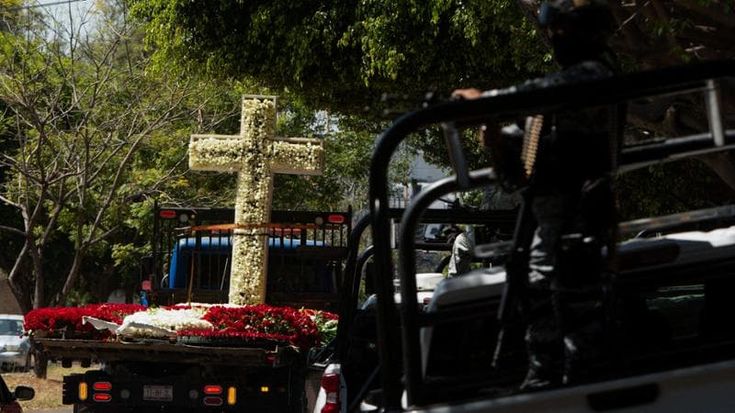Bara d’oro, 500 corone di fiori e cimitero blindato: in Messico i funerali del superboss El Mencho