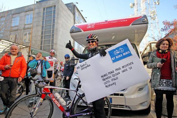 Milano-Oslo pedalando: parte la duemila chilometri per candidare la bici al Nobel