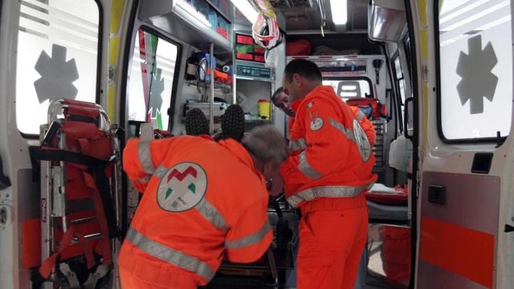 Investita da una bicicletta mentre cammina sulla ciclabile: donna di 66 anni grave in ospedale