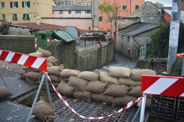 Staglieno, i sacchi di sabbia dei marmisti per frenare la piena