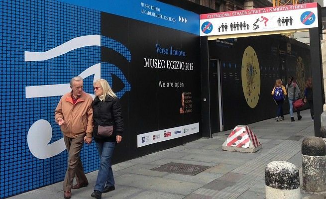 Quei cartelli fuorileggedavanti al Museo Egizio
